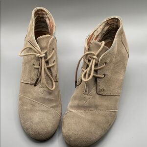 Toms Wedge Tie Front Suede Ankle Booties Tan sz 8